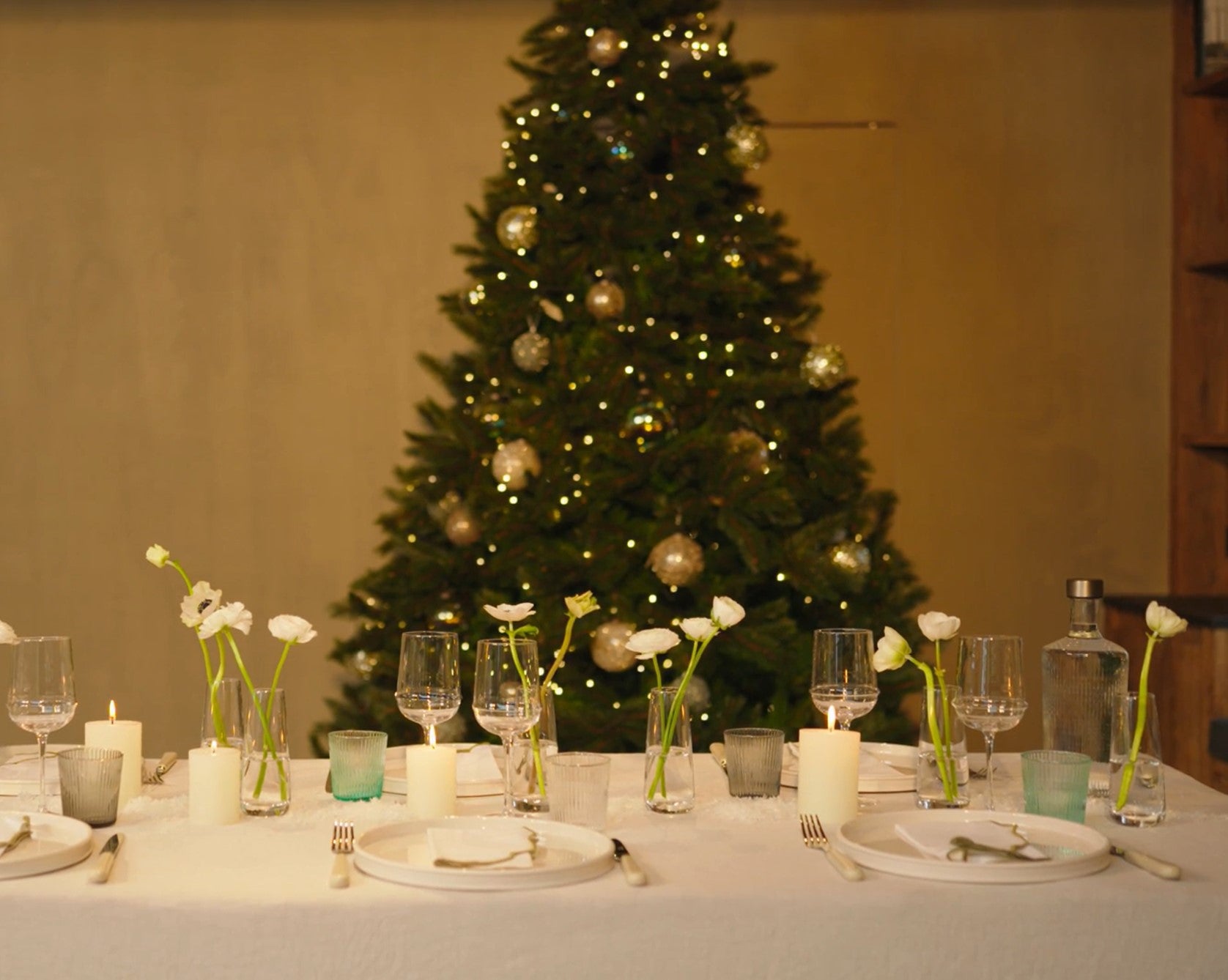 Table Styling with Paveau: Timeless Winter Setting with a Festive Touch